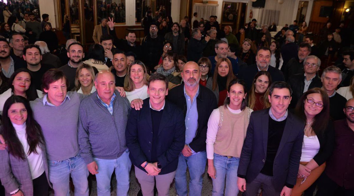 Recién dimos un paso importante: presentamos a nuestros candidatos.
Un equipo que se armó escuchando, caminando cada barrio y sumando a quienes viven y sienten esta ciudad.
Vecinos, como vos, que conocen cada problema y cada sueño de La Plata.

Estamos cansados de que los