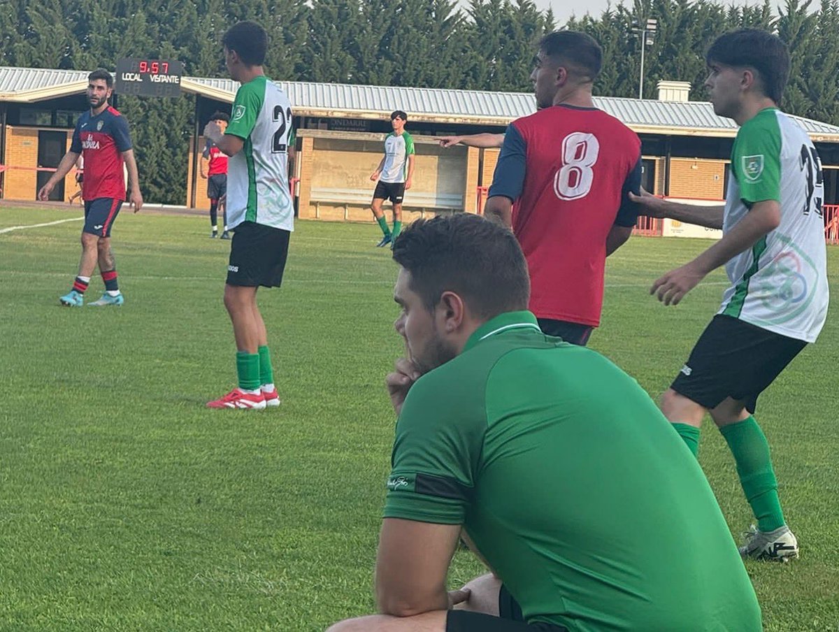 Oberenafutbol's tweet photo. ✅ Primer test de la pretemporada superado por nuestro equipo: 

Victoria por 0-1 en casa del @clubatleticovianes. Gol de Daniel Amate para el cuadro manguiverde.

Buenas sensaciones, piernas activas y margen para seguir creciendo. ¡Esto acaba de empezar! 💪

#AupaOberena 🟢⚪️ https://t.co/OaADlCNAQZ