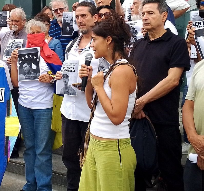 Reporte Ya (@reporteya) on Twitter photo #8Ago #Caracas #Detenciones
<a href="/Manuelfilosofia/">Manuel Azuaje R.</a>: Martha Lía Grajales, defensora de derechos humanos, miembro de la organización Surgentes, acaba de ser detenida al terminar la actividad en solidaridad con las Madres en Defensa de la Verdad #8Ago #Caracas #Detenciones
<a href="/Manuelfilosofia/">Manuel Azuaje R.</a>: Martha Lía Grajales, defensora de derechos humanos, miembro de la organización Surgentes, acaba de ser detenida al terminar la actividad en solidaridad con las Madres en Defensa de la Verdad