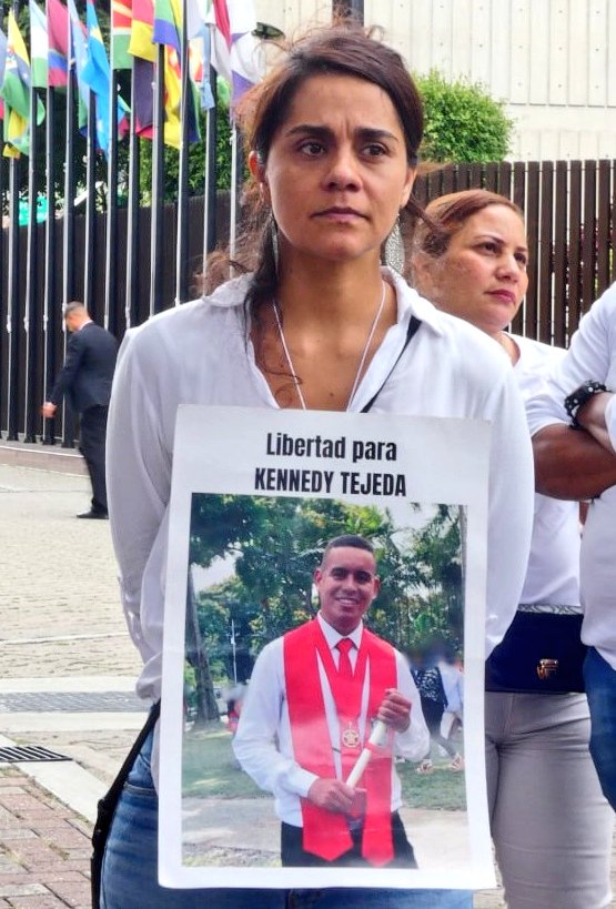 🔴 #ALERTA Funcionarios sin identificación detuvieron a la activista de DDHH, Marta Lía Grajales, tras culminar el acto en solidaridad con el Comité de Madres en Defensa de la Verdad que se realizaba a las afueras de la sede de Naciones Unidas.