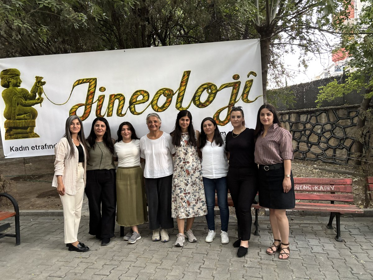 Ji bo rexistin , xwe naskirin , xwe parastin û xwebûnê , niqaş û lekolînên me yên ser zanist û hişmendîya jine berdawame. 
#Jineolojî 
#Figenaras
<a href="/neslihansedal65/">Neslihan ŞEDAL</a> <a href="/gulsenkurtDEM/">Gülşen kurt</a> <a href="/nesibeakdag1/">nesibeakdag</a> <a href="/Eylemakti/">eylem</a> #şilanakti <a href="/tja_wan/">TJA WAN (Tevgera Jinên Azad)</a> <a href="/jineolojidergi/">Jineolojî Dergisi</a> <a href="/jineolojiatolye/">Jineoloji Atölyeleri</a>