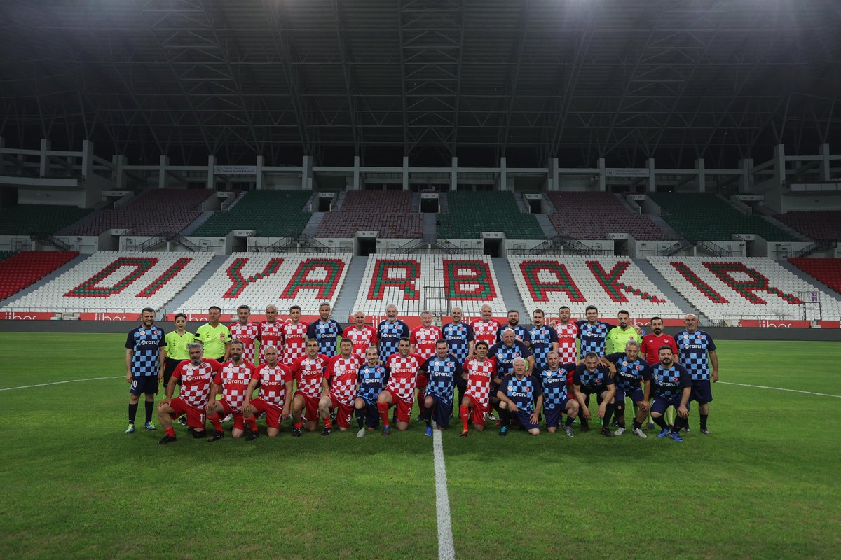 Diyarbakır Stadyumu’nda biz de yeni sezonu açıp top başı yaptık.⚽️

Spor aşkıyla dolu bu güzel buluşmaya katılan Diyarbakırlı hemşehrilerimize teşekkür ediyorum.🇹🇷