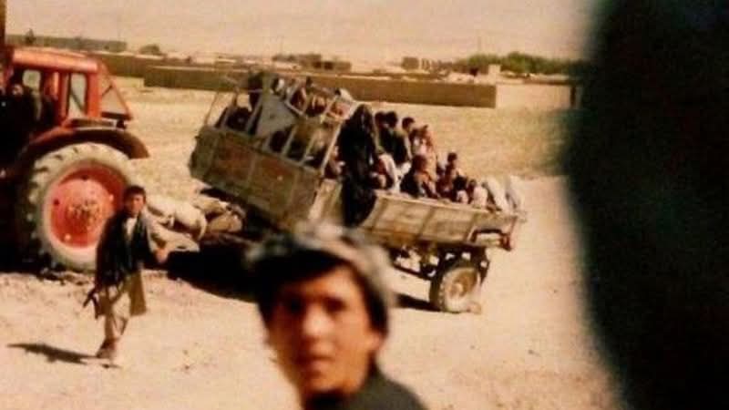بیست و هفتمین سالیاد قربانیان نسل‌کشی هزاره‌ها در شهر مزارشریف به دست طالبان گرامی باد  !

۲۷ سال قبل بعد از اینکه طالبان شهر مزارشریف را تصرف کردند به مدت سه‌ شبانه روز در حدود هشت تا دوازده هزار هزاره را اعم از زن ، مرد ، پیر،  جوان و کودک نسل‌کشی کردند و متأسفانه روند نسل‌کشی
