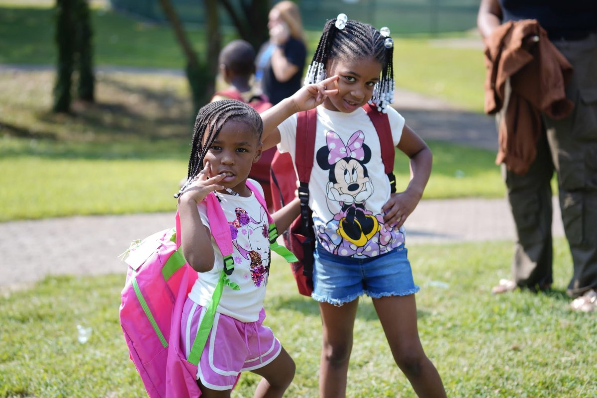 PHLschools's tweet image. We loved seeing everyone at the MLK HS Back-to-School Bus Tour stop!
Missed it? Don&apos;t worry—join us tomorrow at Citizens Bank Park! View the full schedule at philasd.org/ringthebell.

Powered by @ibx, @ibxfdn, @amerihealthcaritas &amp;amp; @Xfinity
#PHLed #SDPBusTour #RingTheBellPHL