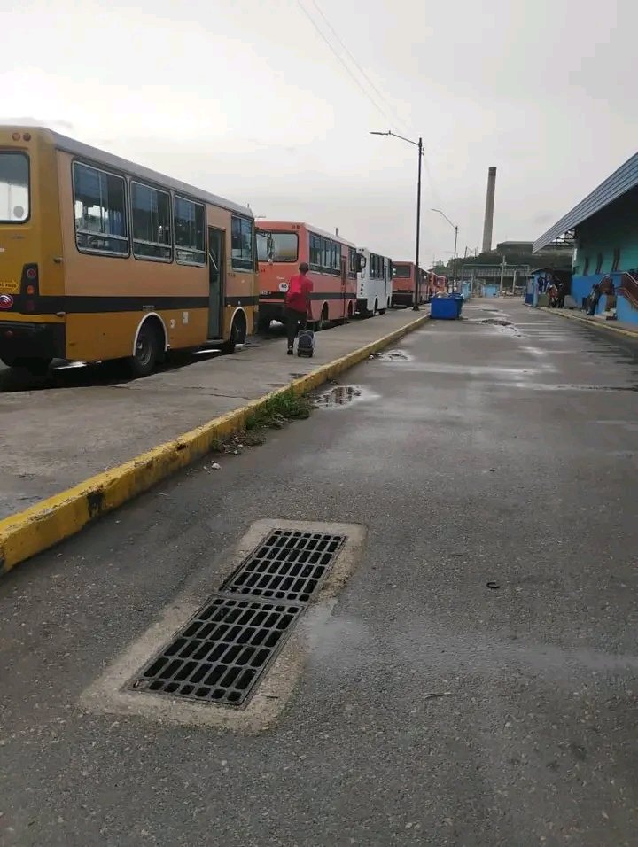 La UEB Transporte Escolar de La Habana moviliza su parque vehicular en la terminal de ferrocarril La Coubre para llevar a pequeños deportistas a la EIDE, donde participarán en competiciones de diversas disciplinas.
#TransporteEscolarCuba