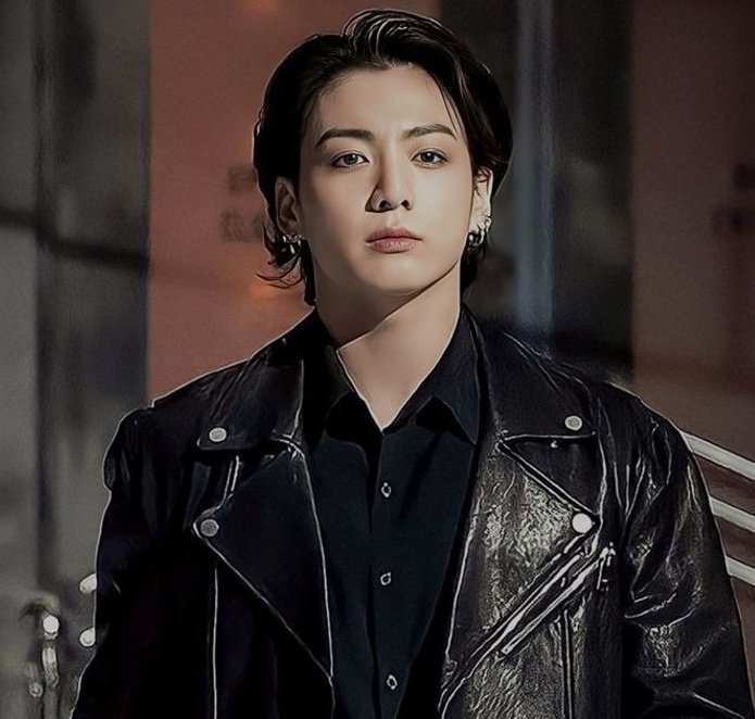 BibliotecaBW's tweet photo. Onde Jungkook, um alfa agente federal, esperou oito anos para ficar com Jimin; salvou-o da prisão, nunca beijou ninguém além dele, usou seu elástico de cabelo no pulso por três anos e fez anos de terapia por ser obcecado pelo ômega.

E Jimin? Nem ao menos lembra o seu nome. https://t.co/XE92IEDfgu