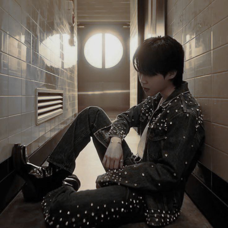 Onde Jungkook, um alfa agente federal, esperou oito anos para ficar com Jimin; salvou-o da prisão, nunca beijou ninguém além dele, usou seu elástico de cabelo no pulso por três anos e fez anos de terapia por ser obcecado pelo ômega.

E Jimin? Nem ao menos lembra o seu nome.