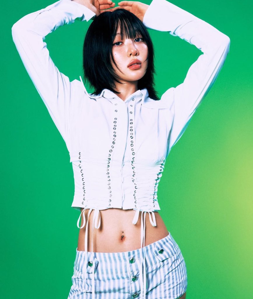 BLACKPINKBRASIL's tweet image. Yves, ex-integrante do LOONA e solista, falou sobre Jennie.

P: Quais são seus objetivos como artista solo?

Yves: Quero desenvolver meu charme experimentando tudo o que quero fazer. Ao mesmo tempo, quero me tornar uma artista requisitada e entregar performances incríveis no…