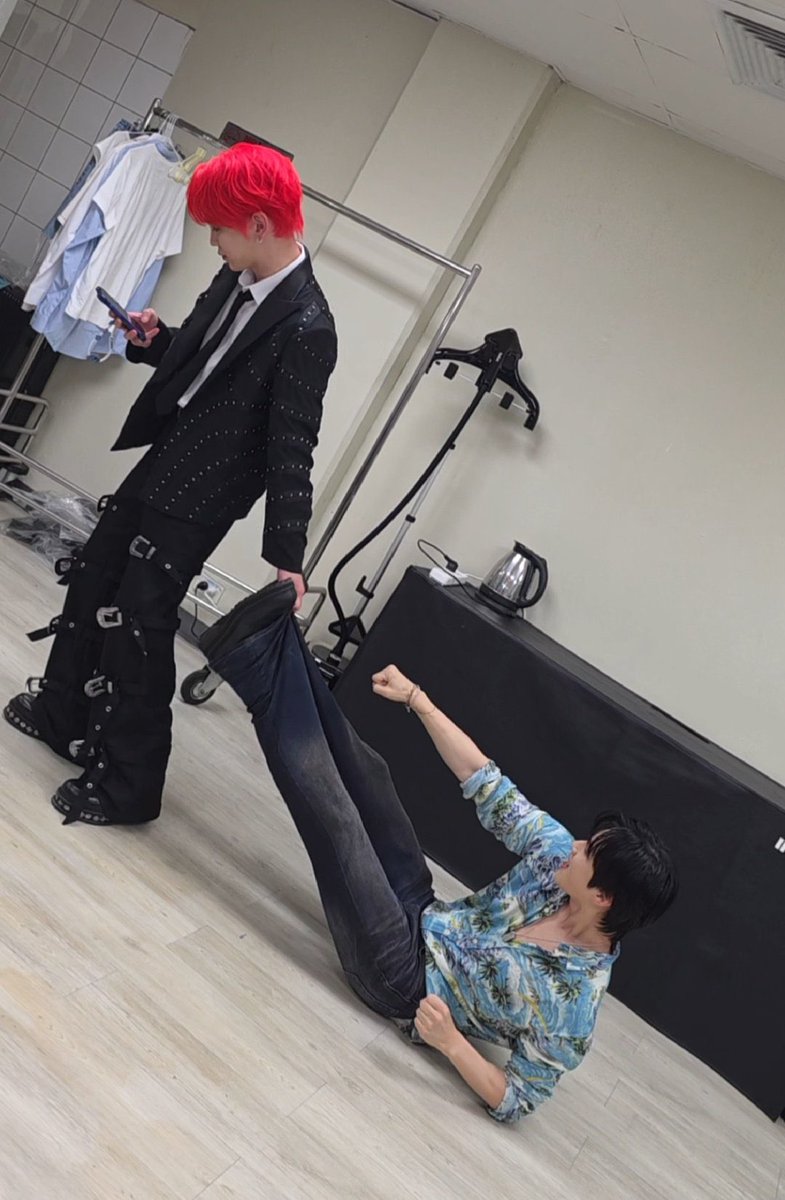 this picture of Key dragging Suho while texting is taking me OUT