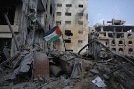 Hay tanques, bombas, soldados…
como en los tiempos impíos
en que fueron los judíos
por los nazis masacrados.
Los ataques despiadados
no creen ni en la niñez.
Duele ver como después
de un pasado tan horrendo
está Israel cometiendo
el holocausto al revés.
#PalestinaLibre