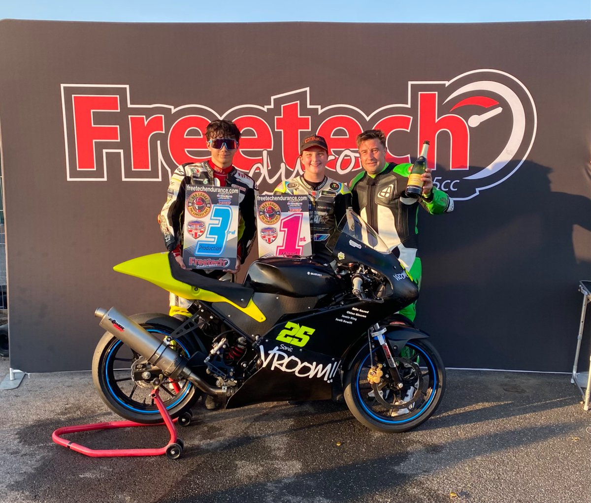 ChloeGleeson25's tweet image. WHAT A DAY!! 🤩

Team SonicVroom finished the @freetechendurance 2-hour Race:
🥇P1 in the Mixed Class &amp;amp; 
🥉P3 in the Production 125 Class!! 

Over the moon &amp;amp; so grateful to be part of this amazing team! 

@alfievroooooom Scott @pitbikesonic 

#freetech #endurance #team #podium