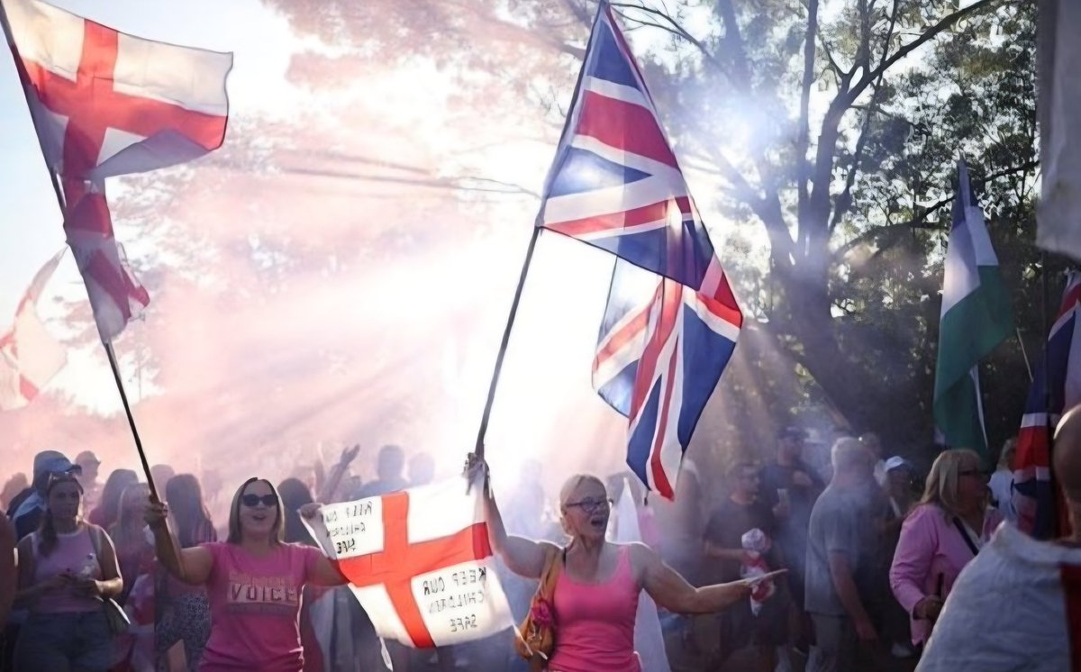Massive respect to all the women in Epping who stood strong for their community this evening.

An iconic image that will go down in history 🇬🇧🏴󠁧󠁢󠁥󠁮󠁧󠁿🇬🇧