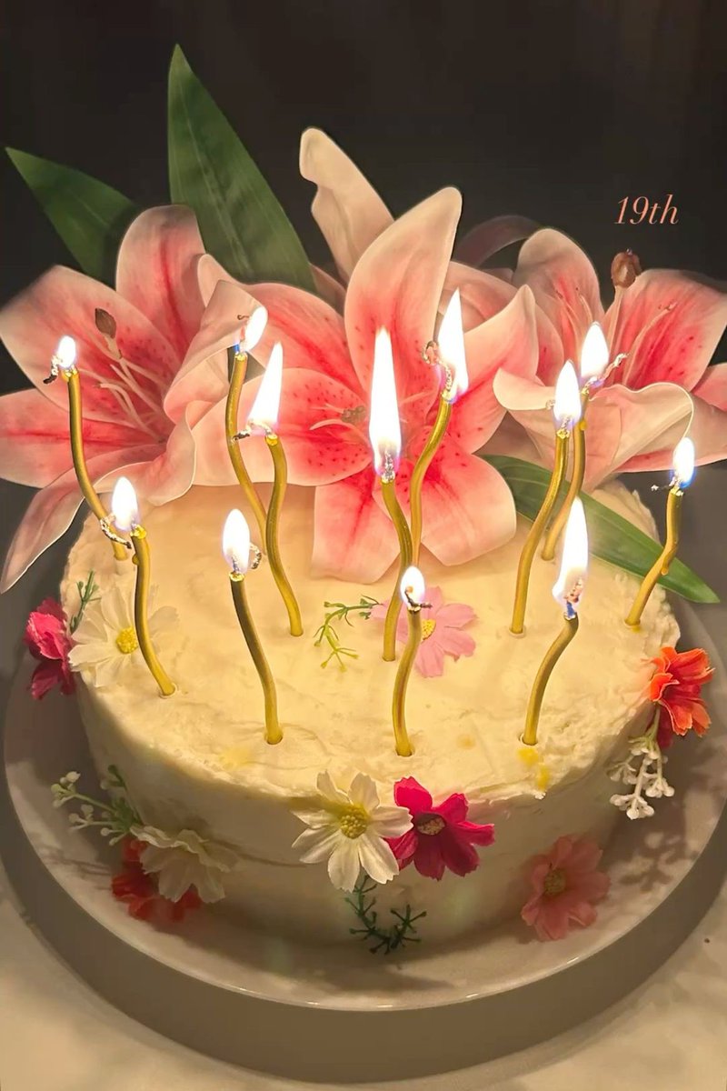 i3Moment's tweet photo. Lilies cake https://t.co/CEiKMi7JUA