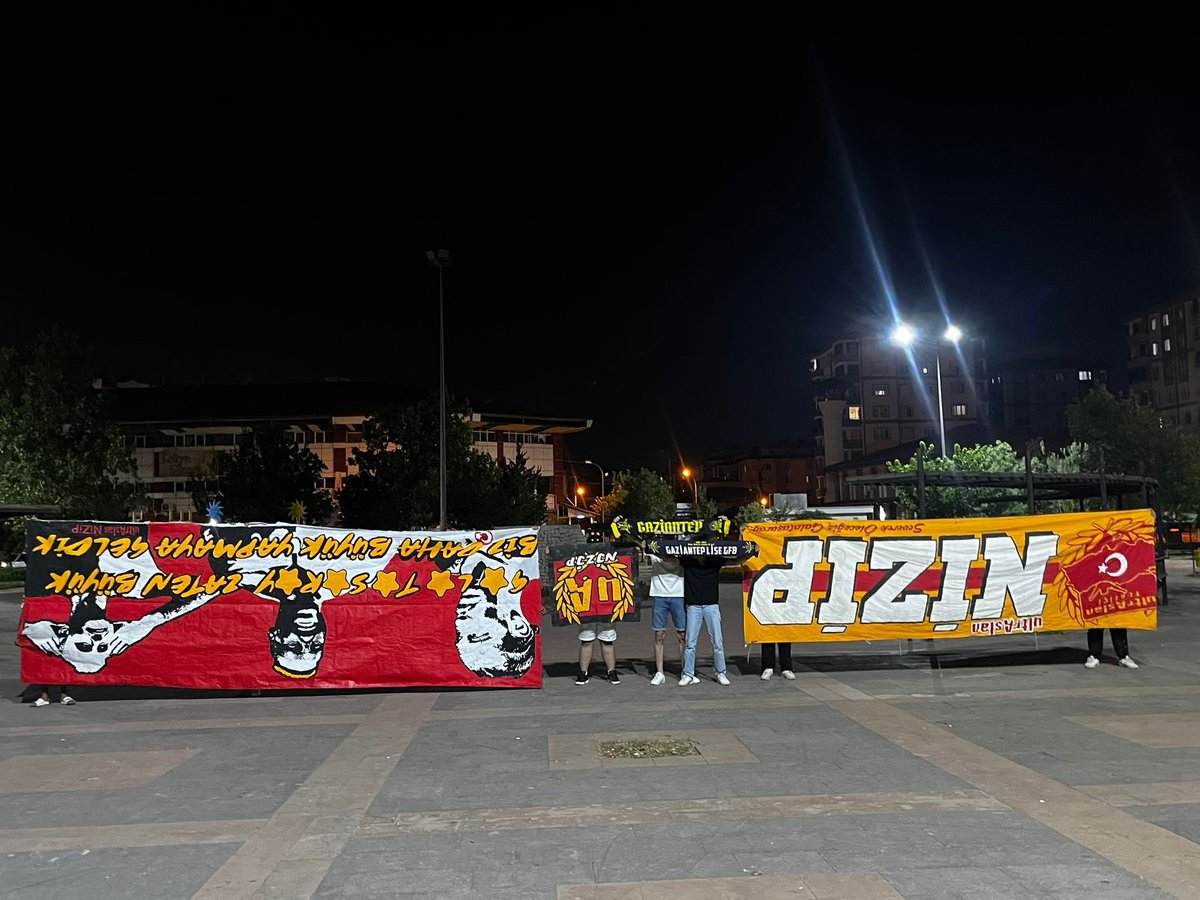 okulacikcom's tweet image. FENERBAHÇE TRİBÜNLERİ ANA SİKMEYE DEVAM ETMEKTEDİR