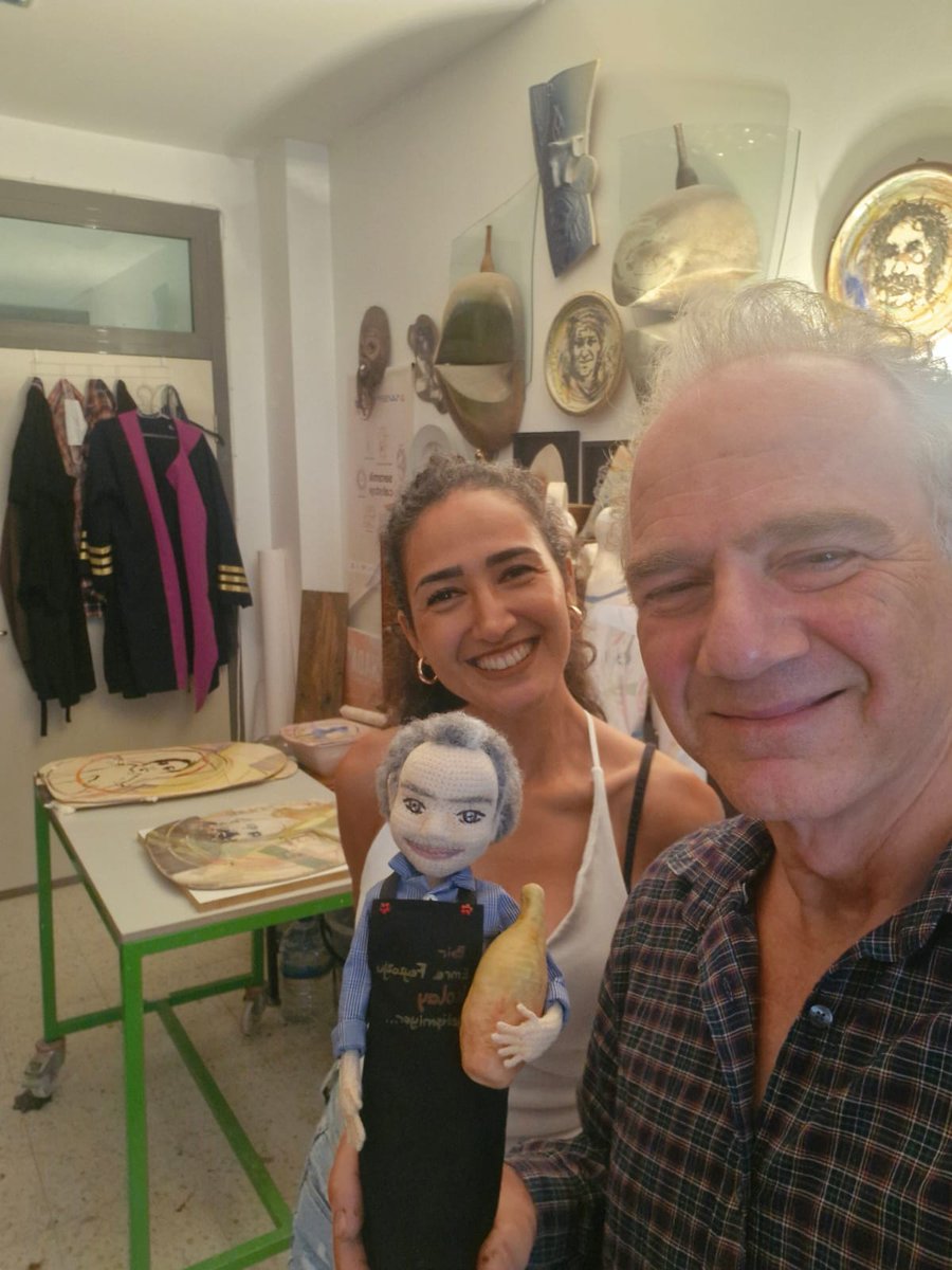 "Şemzina'da bir dükkân
dedem elleriyle basma satıyor
basma kalıp değilken sözün sanatı
dedem, 
leblebi tozuyla
dünyayı oğuyor.
/kimsenin haberi yok ben halâ çocuğum
çalıyorum rüzgârlardan deli bir ıslık./
Şemzina'da bir dükkân
dedem elinde metre
dünyayı ölçüyor
kuşların haberi