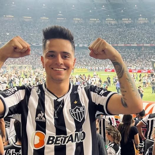 br_dadepressao's tweet photo. Coringa, sobre as transmissões de futebol na Globo nos jogos do Flamengo. 

“Sinceramente? Até quando o brasileiro vai achar normal todas as transmissões babarem o pau do Flamengo? Caralho, mano, que que é isso. Eu assisti ao jogo aflito. Parecia que eu estava sentado no meio de uma resenha do Flamengo.

“Fui assistir ao jogo, e o cara na transmissão fala que o Galo vai ter que se ‘virar nos trinta’ para conseguir a classificação. Eu pensei: ‘Ué, tá 1 a 0 pro Galo, porra’. Quem tem que se ‘virar nos 30’ é o Flamengo.

“Dois minutos de jogo: ‘O Flamengo parece estar 100% superior na partida’. Mano, tinham dois minutos de jogo. Dois minutos. Dá 40 minutos de jogo, vai acontecer uma substituição, e os caras falam: ‘Será que é no Atlético ou no Flamengo? Se for no Atlético, vai ter que pensar bastante. Já no Flamengo, não tem nada a se pensar’. Os caras não vão nem disfarçar? Eles adoram o Flamengo.”