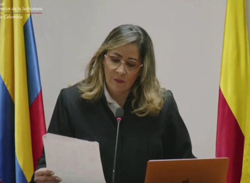lasillavacia's tweet photo. El fallo que condenó a @AlvaroUribeVel sigue generando debate. Las críticas se centran en la pena, la orden de detención inmediata y los comentarios al margen de la jueza Heredia.

Va🧵 analizando lo que dice la ley, jurisprudencia y expertos sobre los puntos cuestionados: https://t.co/VqMcLjlTMu