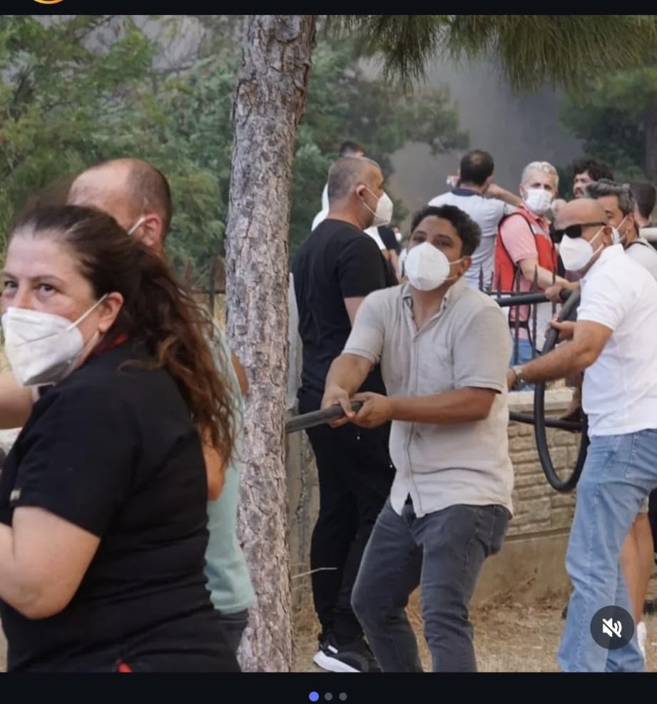 Her zorlukta birbirine kenetlenen bu güzel milleti, kendi başının çaresine bakmak zorunda bırakanlar bir gün utanır mı acaba. #canakkaleyanıyor #CANAKKALEYANIYOR #yangın #yangin <a href="/TCTarim/">T.C. Tarım ve Orman Bakanlığı</a>