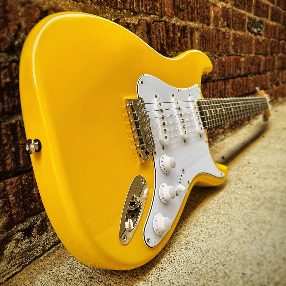 DetroitGuitar's tweet image. Bright, bold, and built to inspire — the @prsguitars SE Silver Sky John Mayer in Dandy Lion brings signature tone and standout style to your hands. 🌟🎸

#PRS #SilverSky #JohnMayer #GuitaristLife #GuitarGoals