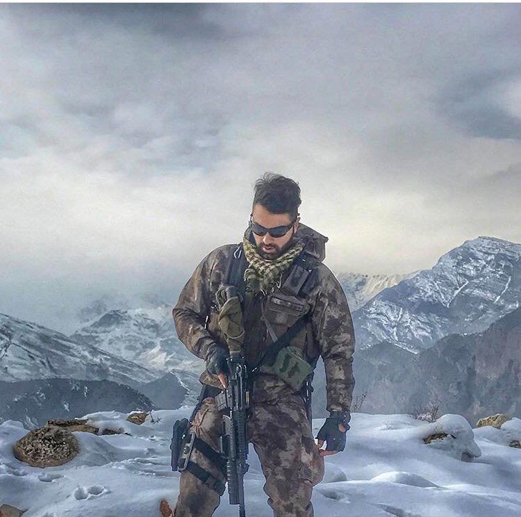 Hakkâri dağlarını heybetiyle titretmiş, nice haini etkisizLEŞtirmişti. Tayini çıkmış, veda vaktiydi. Uçak biletini bile almıştı...

Operasyon emri geldi. Tayinciler bu operasyona katılmayacaktı. "Son görev bensiz olmaz' diyerek zorla operasyona katıldı. Son operasyonu oldu... ⤵️