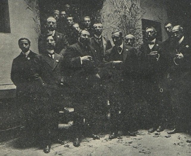 Algunos de los cabecillas del Partido Integrista en la fundación de un centro integrista en Barcelona. En el centro se aprecia a Manuel Senante, Juan de Olazábal y Ramery, José Sánchez Marco y Juan Lamamié de Clairac. "La actualidad", 10 de diciembre de 1908.