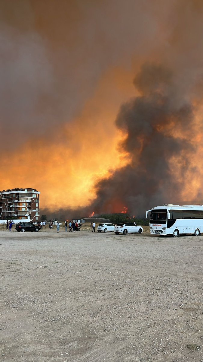 Bu yangın sadece ormanı değil, vatanın yüreğini yakıyor!
Saraycık’ta itfaiye aracımız, Kalabaklı’da köylümüzün evi, hayvanı alevlere teslim oldu…

Alevler şimdi Kalabaklı üzerinden Denizgöründü’ye doğru ilerliyor!
ÇOMÜ Terzioğlu Kampüsü boşaltıldı, merkezdeki bazı yerleşimler