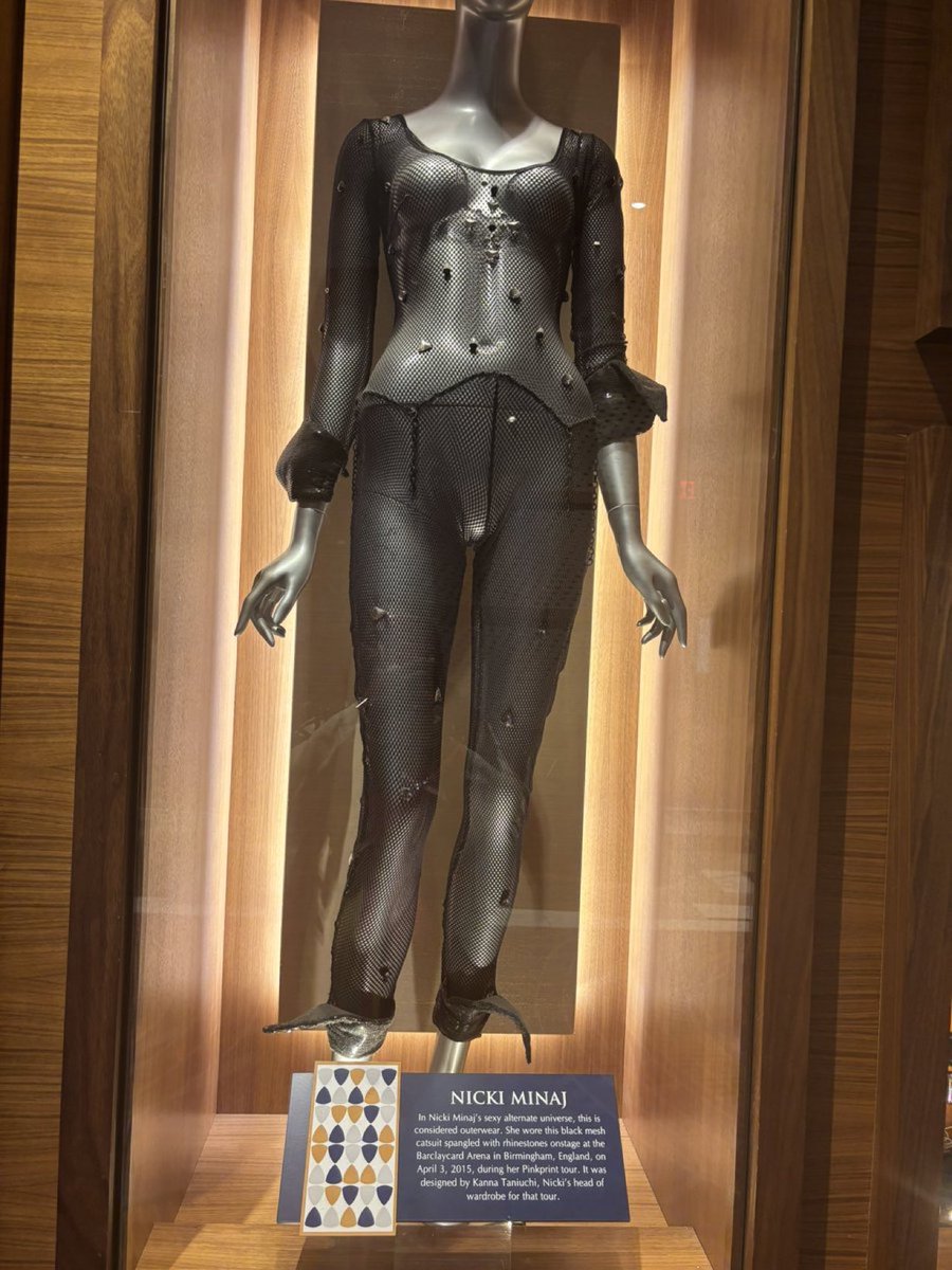 CarmellaBigBarb's tweet photo. Mind you Nicki’s knitted mesh bodysuit is currently in the Hard Rock Hotel in Atlantic City ! This is ICONIC ish! On some museum type ish, Yall could Neverrrrrrrrr!!’ 🙄 No matter how hard you try! https://t.co/qivbS2w7ik