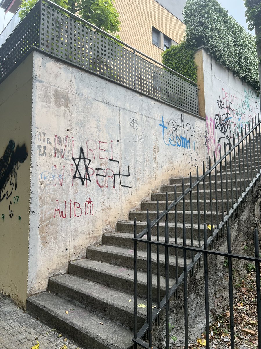 Berga està plena de pintades que embruten i degraden la imatge de la ciutat. 
El més greu? L’Ajuntament té un contracte de neteja que inclou expressament la neteja de pintades  “per eliminar les pintades en espais municipals, així com altres indrets on hi hagi missatges