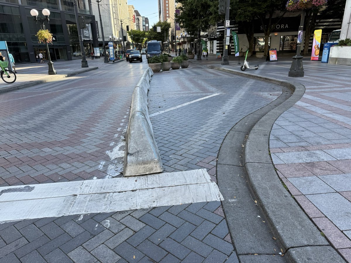 streetcrafting's tweet photo. @WaterfrontSEA @seattledot @SeattleFire @SeattlePD @seattledot the temporary bike lane safety barrier at Pine &amp; 4th has been knocked out of position (again), and poses a significant hazard.

The bike lane is less than 3ft wide here, and vehicles are pushing into the bike right of way.

This buffer needs to restored ASAP. https://t.co/7M4vGbGxuL