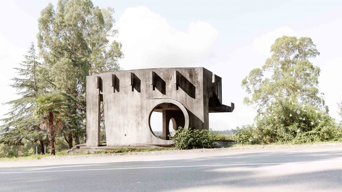 이런 건축물들은은 버스 정거장에도 남아 있어서 소비에트 버스 정거장, 이라는 다큐와 사진집도 나왔지요. 
sovietbusstops.com/about