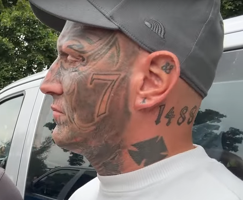 BRechercheteam's tweet photo. Unser V-Mann Weichreite hat noch weitere Großaufnahmen von Tattoo Face angefertigt. Schön zu sehen die 88 im Ohr, die 1488 am hinteren Hals, darunter ein Eisernes Kreuz. Die 7 (7 cm) deutet auf die Penislänge hin. #MaxSchreiber (#FreieSachsen) in #Dresden #DD0808 https://t.co/7RnPMZzsFk