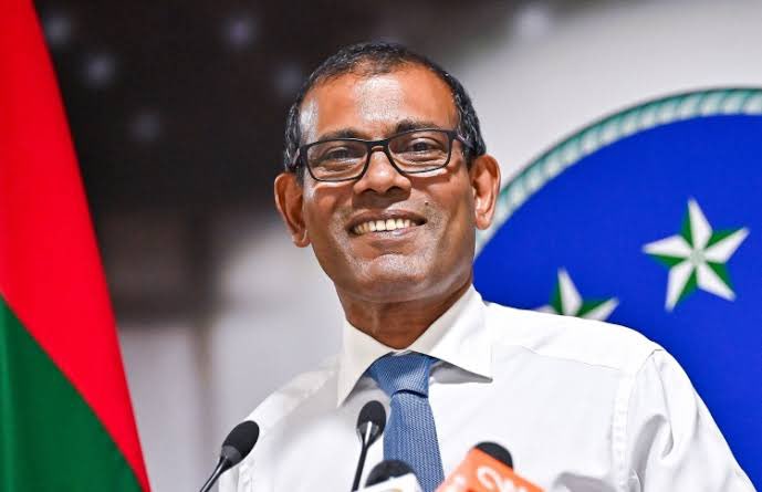 ވައްކަމެއް ނުކޮށް ވެރިކަމެއްކުރެއްވި ބޭފުޅެއް.

މި ވެރިކަމުގަ ރައްޔިތުންގެ ހިތްތައް ފަތަހަކުރެވިގެންދިޔަ.

މާލޭ ބޭފުޅެއްކަމަކު ތަރައްގީ ގެނައީ، ތުރާކުނުން އައްޑޫއަށް.

އާސަންދަ ތައާރަފްކުރެއްވީ ތުރާކުނުން އައްޑޫއަށް.

ރާއްޖެ ލާމަރުކަޒުކުރެއްވީ ތުރާކުނުން އައްޑޫއަށް.

ގެސްޓްހައުސް