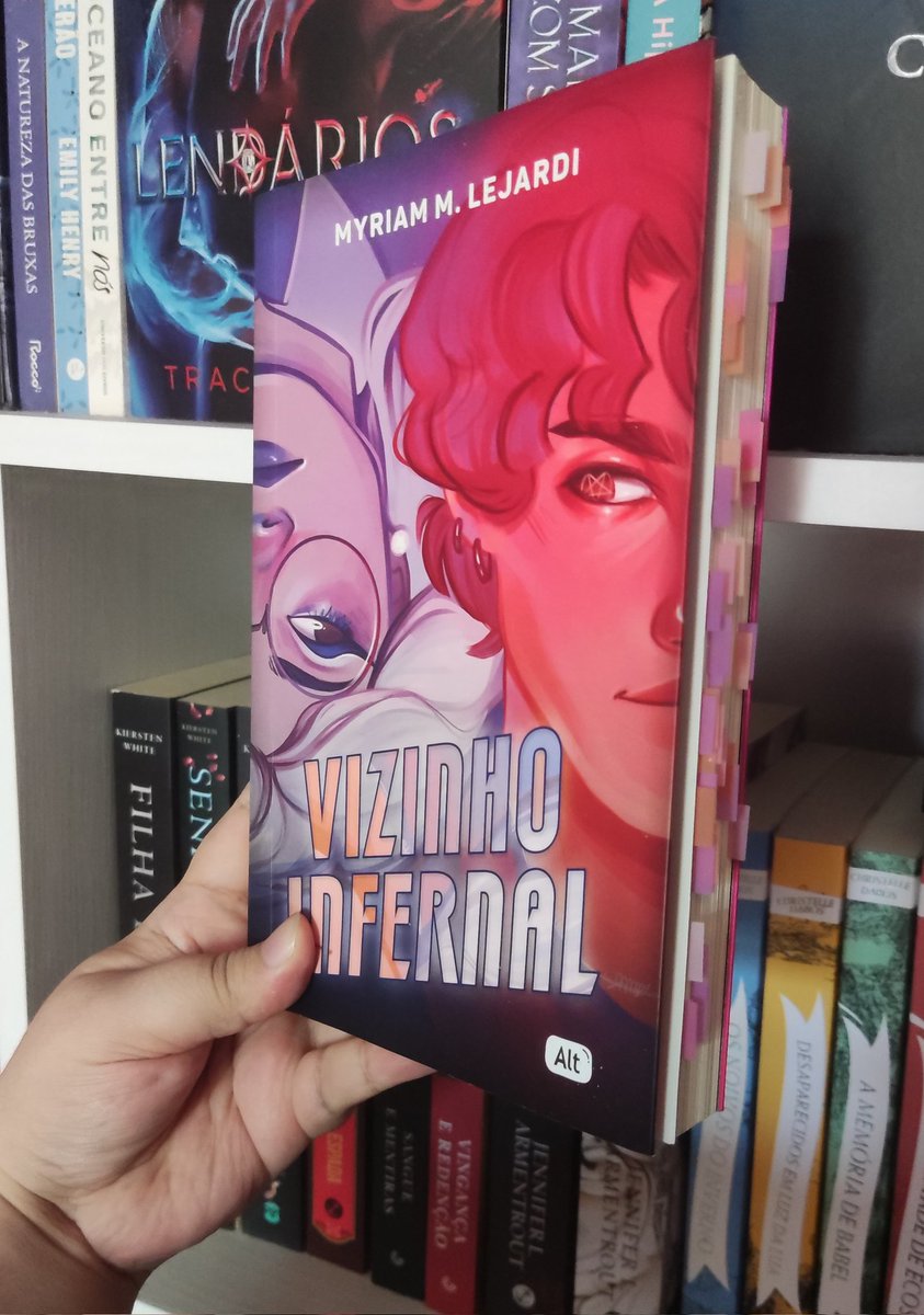 ttliterario's tweet photo. Eu li "Vizinho Infernal", lançamento da @editoraAlt, e quero dizer que ADOREI!

- muito engraçado 
- meio sit-com
- um senso de humor diferente que só o latino e hispânico vão ter
- humor pastelão 
- um livro super desrespeitoso
- o pp é um diabo DJ bissexual e loiro, não tem como ser ruim