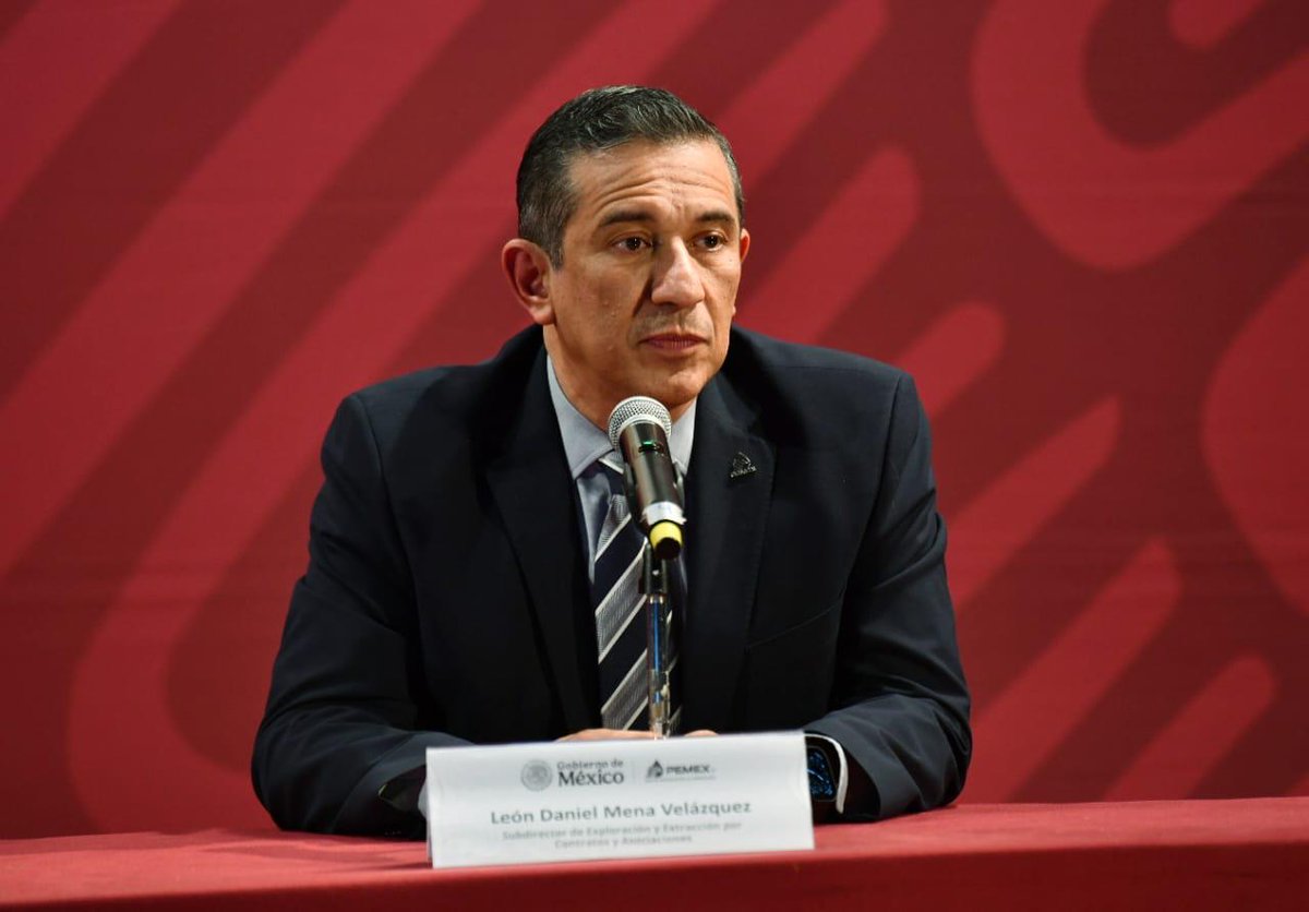 Pemex's tweet photo. México se encuentra en una etapa clave para su industria petrolera.

A través de una política energética responsable y progresiva, impulsamos proyectos mixtos que permiten avanzar con certidumbre hacia el aprovechamiento sostenible de nuestros recursos.

La colaboración público-privada es fundamental para alcanzar nuestras metas de producción y desarrollo.

Dr. Víctor Rodríguez Padilla, Director General de Petróleos Mexicanos, durante la reunión con proveedores sobre contratos mixtos.