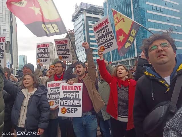 soldangundem's tweet photo. Sosyalist Emekçiler Partisi (SEP) genel başkanı Güneş Gümüş'ten TKP'ye:

💬 ...tartışmaya Kemalist/ulusalcı bir yerden dahil olarak, her zamanki gibi Kürt halkının demokratik/ulusal beklentilerini gözardı ederek komünistlik oynayamazsınız. Bunu da sözde sınıfsallık arkasına gizleyemezsiniz. Bu sınıfsallık Kautskyci reformist solun şovenist sınıfsallığıdır. Burjuva devlete sadık, milliyetçilere göz kırpan komünist olamaz. 

@Gunes_Gumus_SEP @SEPmedya