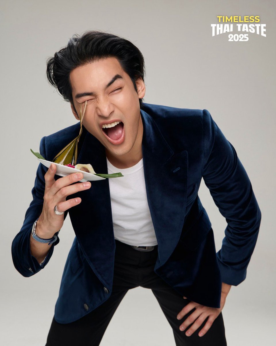 timelessTHtaste's tweet photo. Only a few people joined our #TimelessThaiTaste Food Hunt Challenge so far...
Admin’s been holding dozens of exclusive artist pics, waiting to drop them! 😢📸

So here’s a little something to warm us all up 🧡 (
Apo, serving both ✨charm✨and chaos☄️

Want more? Share your food photos from the event (LA, MIA, or NYC) and tag us with #TimelessThaiTaste!

Let’s unlock the full album together 🍛✨
(Seriously, admin’s been saving these like treasure 😭)

#aponattawin #ThaiFood #ThaiSelect #DITP