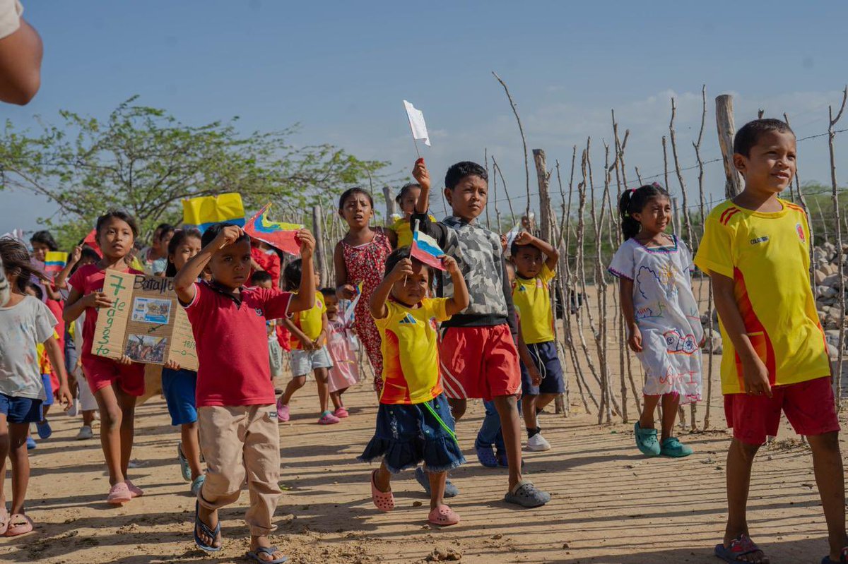 ICBFColombia's tweet photo. 🎨👧🏽👦🏽 Con arte, tricolor y saber ancestral, niñas y niños wayuu de #Tocoromana, en #Riohacha, conmemoraron la Batalla de Boyacá. Un homenaje lleno de historia y orgullo cultural desde #LaGuajira. 🇨🇴✨ https://t.co/XlanmAo96G