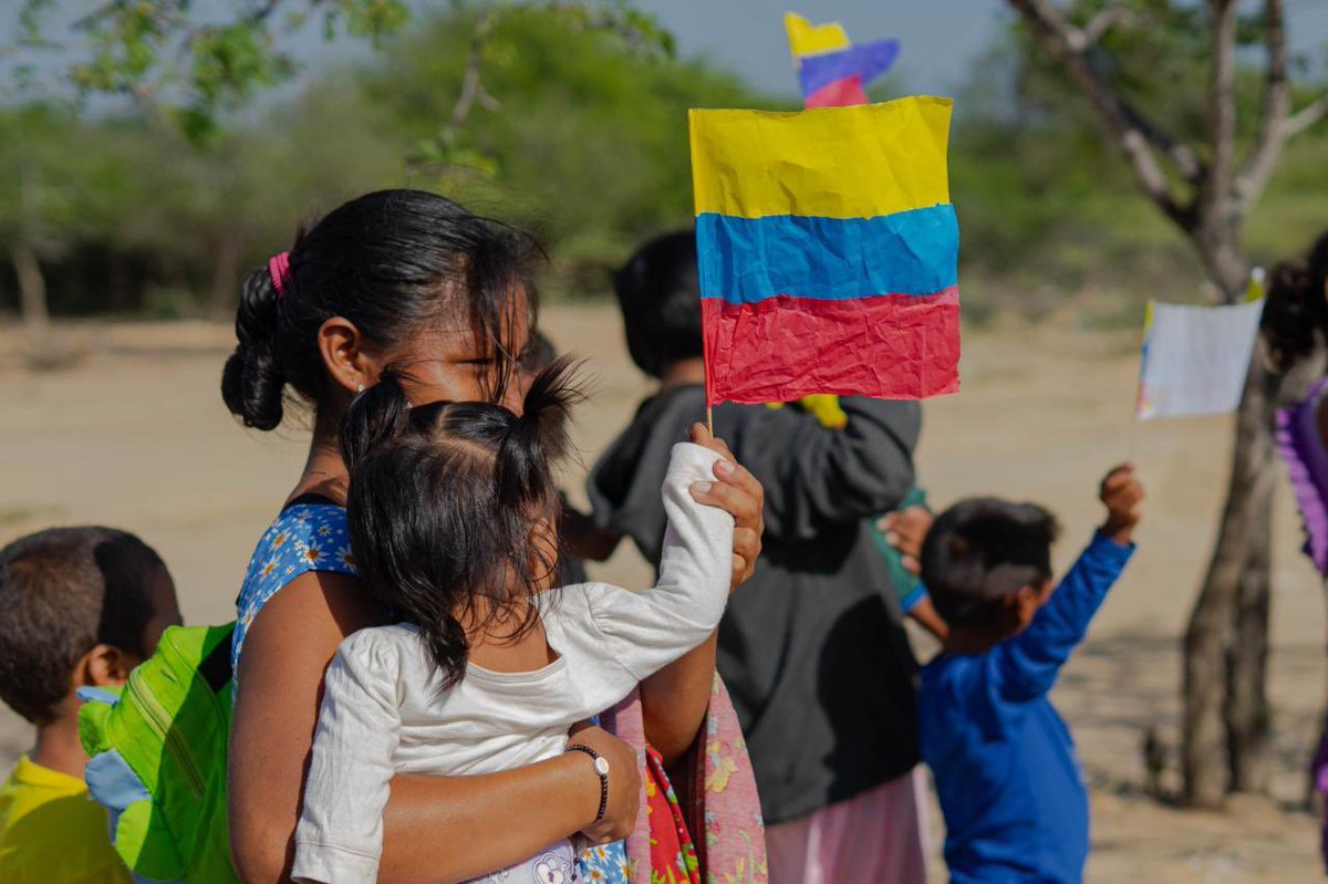 ICBFColombia's tweet photo. 🎨👧🏽👦🏽 Con arte, tricolor y saber ancestral, niñas y niños wayuu de #Tocoromana, en #Riohacha, conmemoraron la Batalla de Boyacá. Un homenaje lleno de historia y orgullo cultural desde #LaGuajira. 🇨🇴✨ https://t.co/XlanmAo96G