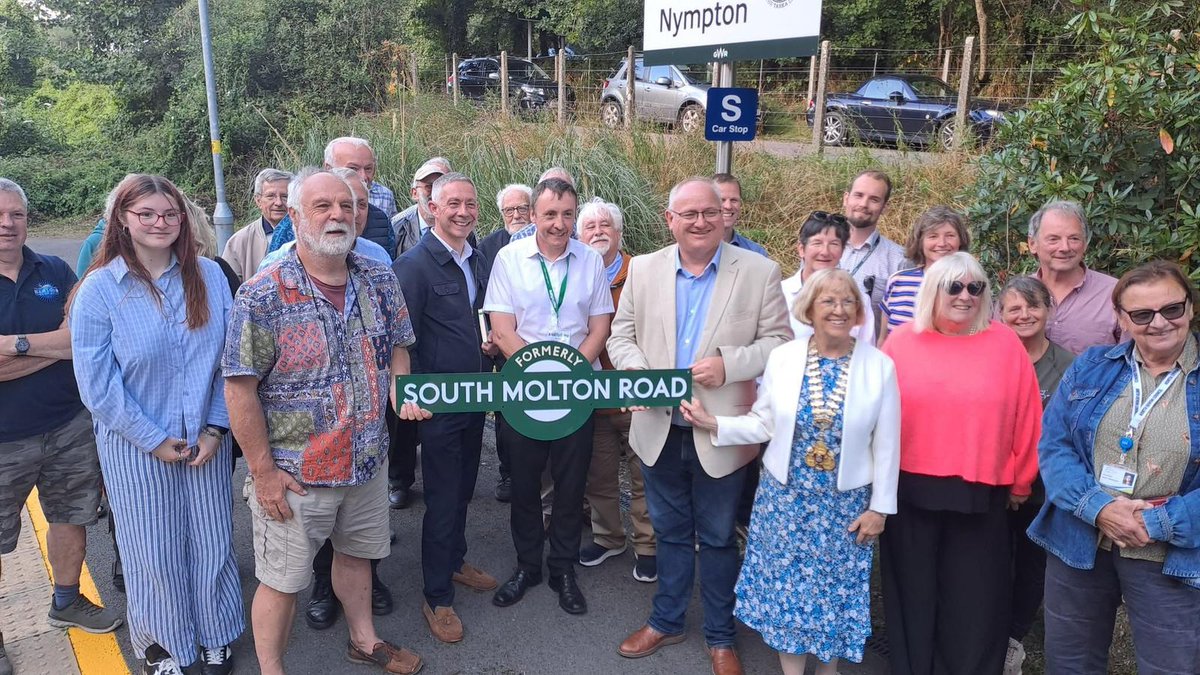 RailfutureDC's tweet image. Fun Friday a week ago.
Holding sign right side: North Devon MP Ian Roome + Mayor of Barnstaple Janet Coates, left side Martin Pailthorpe of event host Friends of King's Nympton Station. Sign generously contributed by @DCRailPart
County, district, town, parish Councillors present.