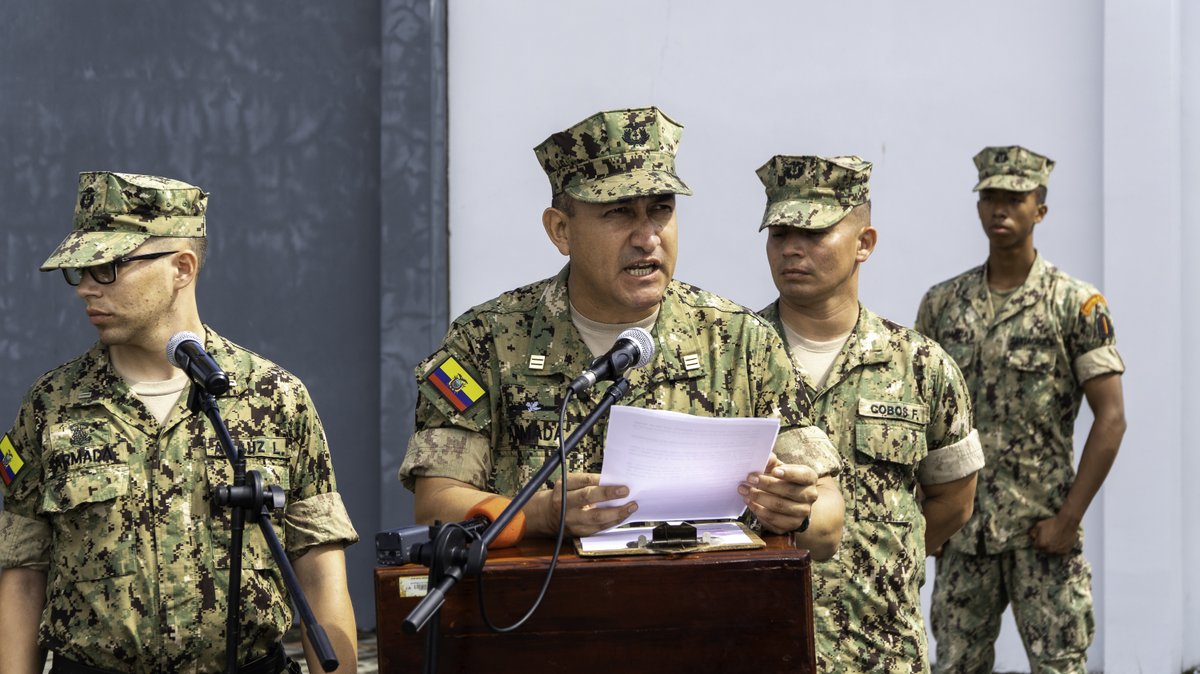 PrefecturaESM's tweet photo. La prefecta, @RobertaZam_ofi, participó de la emotiva ceremonia de entrega de armas a los Conscriptos Navales Leva 2006 primera llamada, que simboliza el compromiso de nuestros jóvenes con la Patria. 🇪🇨

#LosBuenosSomosMás https://t.co/KuxgI9zFmD