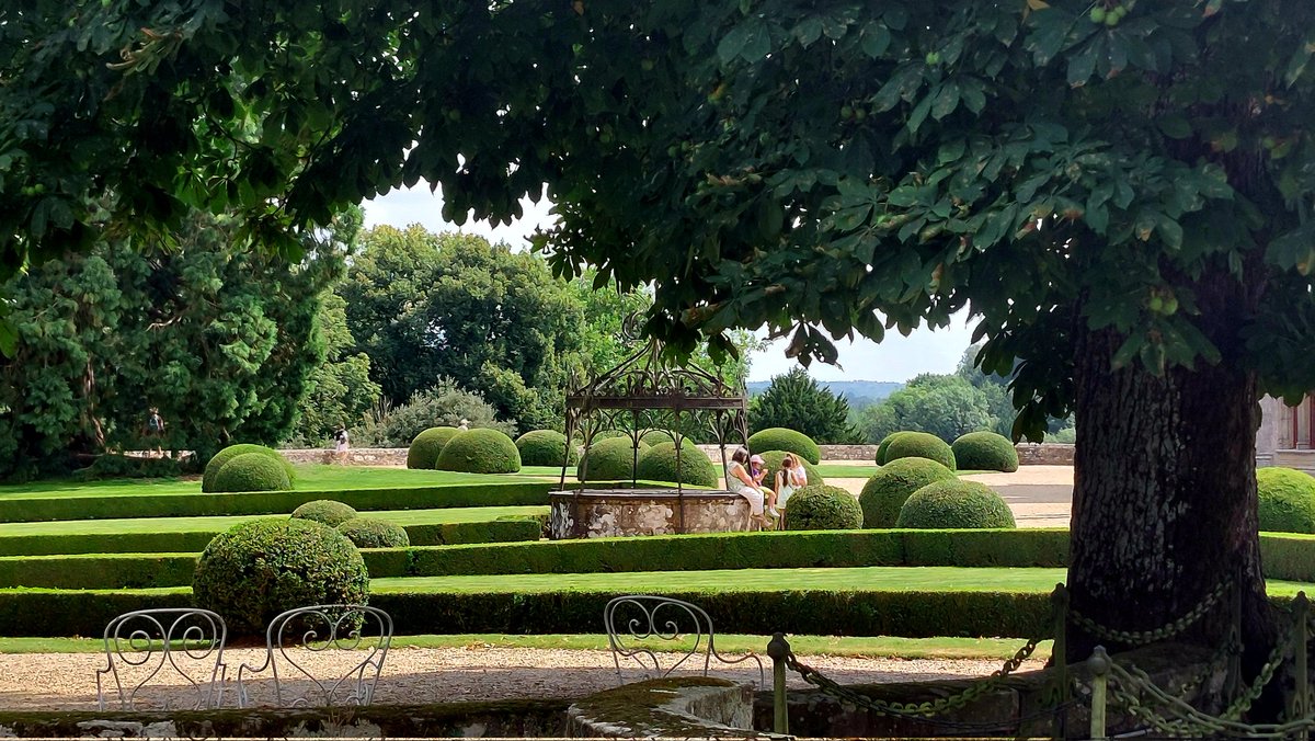 On a fait une visite guidée du château de Josselin. 
Visite intéressante et très marrante de ce château millénaire, propriété de la famille de Rohan.
 
Si vous vous promenez au milieu de la Bretagne, allez-y sans hésiter. 
(15€, ça coûte un brazh, mais ça vaut le coût)
#breizh