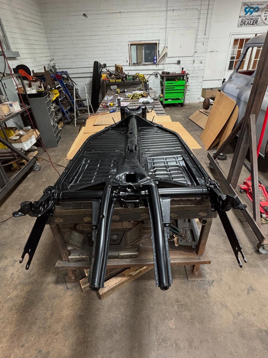 cobrakitcar's tweet photo. Happy Friday! Speedster No. 1 final assembly starts tomorrow. This is going to be sporting a 200 hp 2276 engine and a #freewayflyer transmission. Stay tuned as we assemble this iconic car. #speedster #porschespeedster #porschereplica https://t.co/12kA20j9Tq