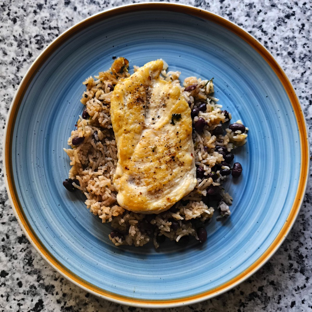 MikeKocht's tweet photo. Das heutige Wetter würde gut auch nach Mittelamerika passen!
Auch deshalb musste wieder einmal #GalloPinto auf den Tisch.
#Reis, #Bohnen und die richtige Würze, #Koriander
Ein kleines Schnitzel vom #Hendl darf es dazu auch sein.
https://t.co/dlvwc3VyFI https://t.co/7HxjDmyuWz
