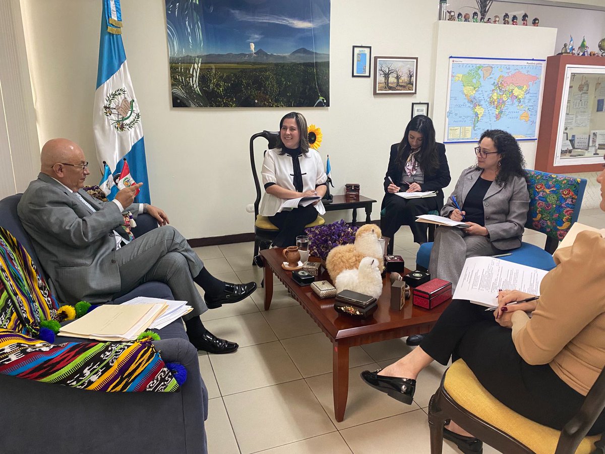 🇬🇹🤝🇵🇪 | La Directora General de Relaciones Internacionales Bilaterales del <a href="/MinexGt/">MINEX Guatemala 🇬🇹</a>, junto a su equipo de trabajo, recibió en audiencia al Embajador del Perú, Guido Octavio Toro Cornejo, con el objetivo de dar seguimiento a la agenda bilateral.

Durante el encuentro se abordaron