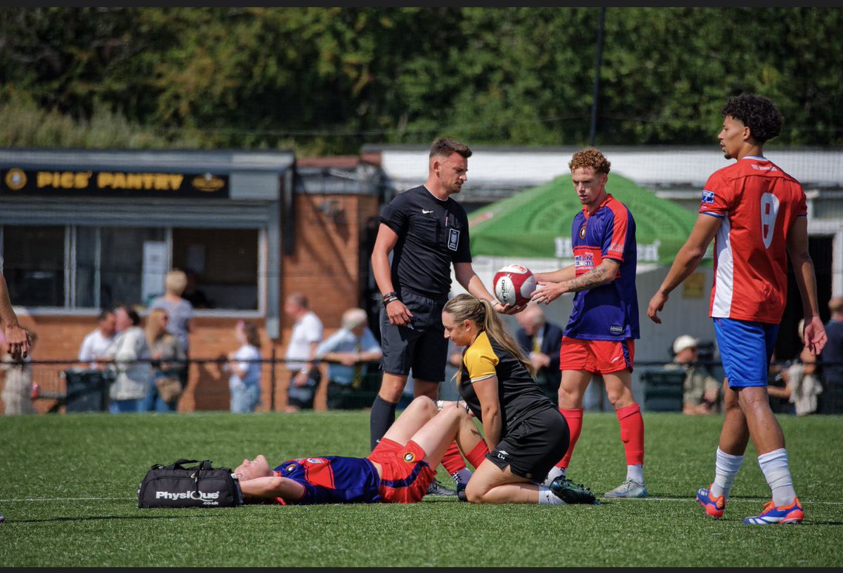 𝐿 𝒶 𝓊 𝓇 𝑒 𝓃 tweet media