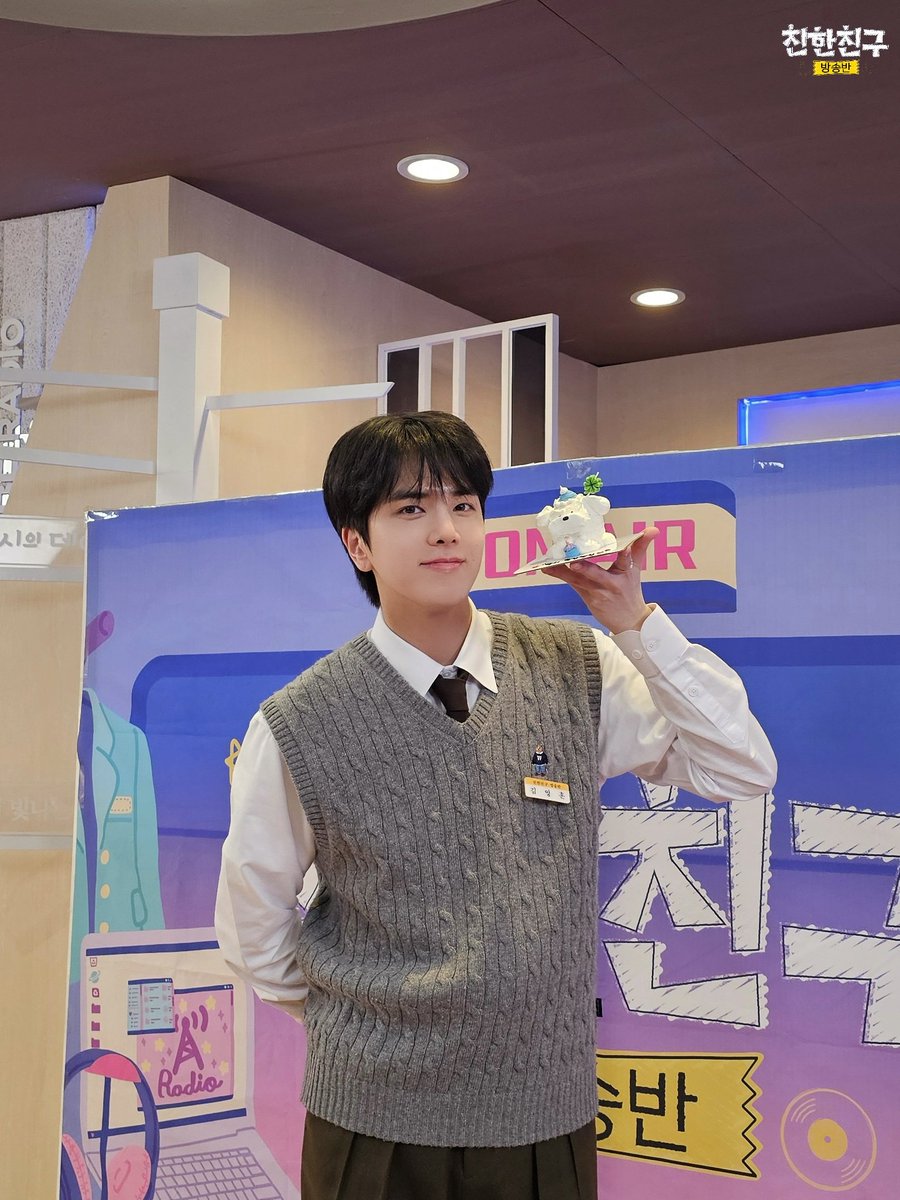 mbcbf_bf's tweet photo. 🙌친친방🙌

#친한친구방송반
#더보이즈 #영훈 #THEBOYZ  @THEBOYZ_officl

👐빵디 생일축하해야되니까 빨리 모여주세요! 
생일 두시간 더 이벤트💫
오늘 생콘에서 엄청난 축하를 받았을테지만.....  
마지막 생일 축하는 친친방이 책임졌습니다❣️ 
(+빵디가 노래 나가는 동안 만들어낸 🚒소방차) https://t.co/vJSpJMaCYt