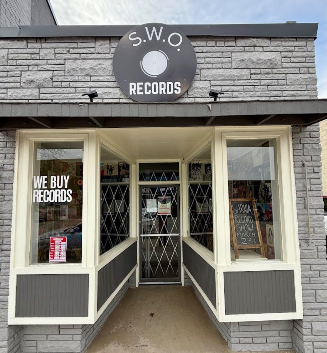 RSDCanada's tweet photo. Lovin that summertime crate dig and it’s brought us all the way to Sarnia, ON where we’re featuring SWO Records on today’s #recordstorecorner!
Opened in 2019, this record store has a devoted fanbase of shoppers - and with good reason. It’s got a great atmosphere and organized and varied stock on hand of new and used vinyl. We love it here and if you pop in be sure to let them know #rsdc sent ya! #sarnia #sarniaon #vinyl #vinylrecords #records