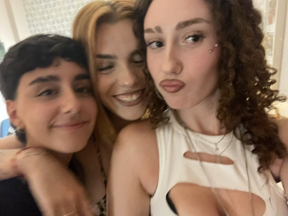 Dani tweet media