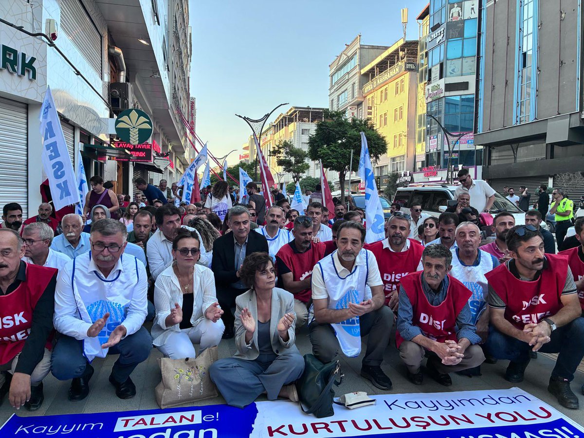 KESK Eş Başkanı Ahmet Karagöz, KESK ve bağlı iş kolları MYK'lerinin katılımı ile Van Büyükşehir Belediyesinde kayyım eliyle işlerine son verilen emekçilerle dayanışma amacıyla Disk/Genel-İş Van Şubesi ziyareti gerçekleştirdik.Sonrasında kitlesel basın açıklaması gerçekleştirdik.