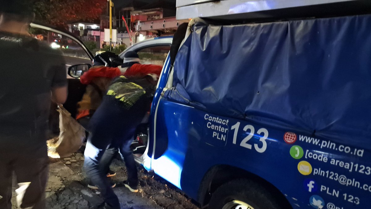 Laka lantas di garuda Singosari roda 2 sama truck sayur  korban di bawa ke rs prima husada atas bantuan mobil pln singosari 🙏 <a href="/infomalang/">Info Malang</a> @info_mala